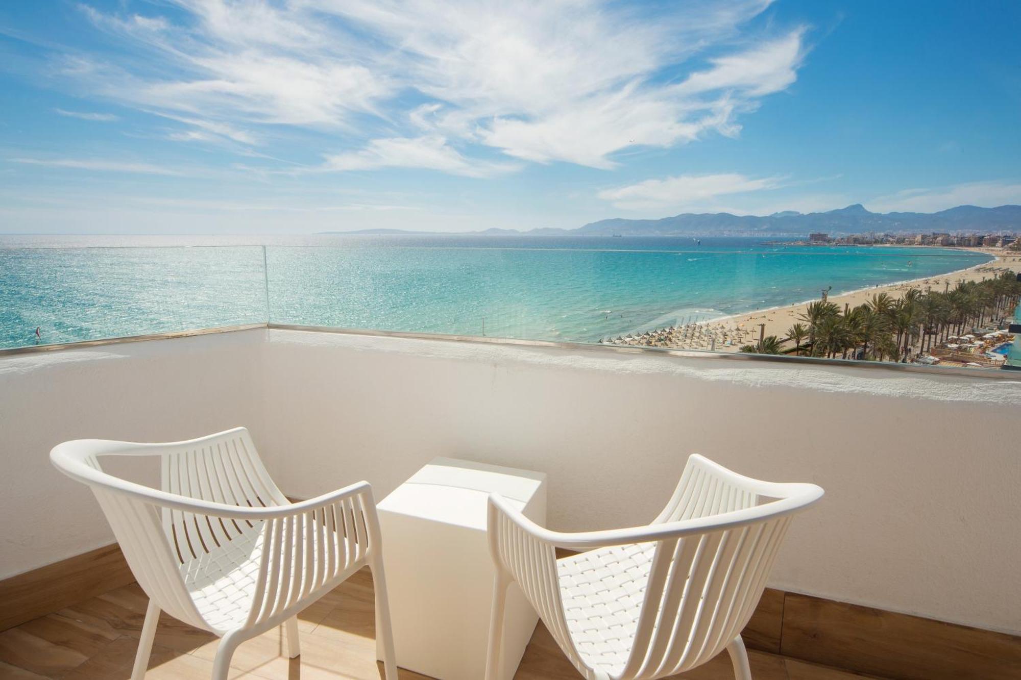Camera Doppia con Letti Singoli con Balcone e Vista Mare Laterale